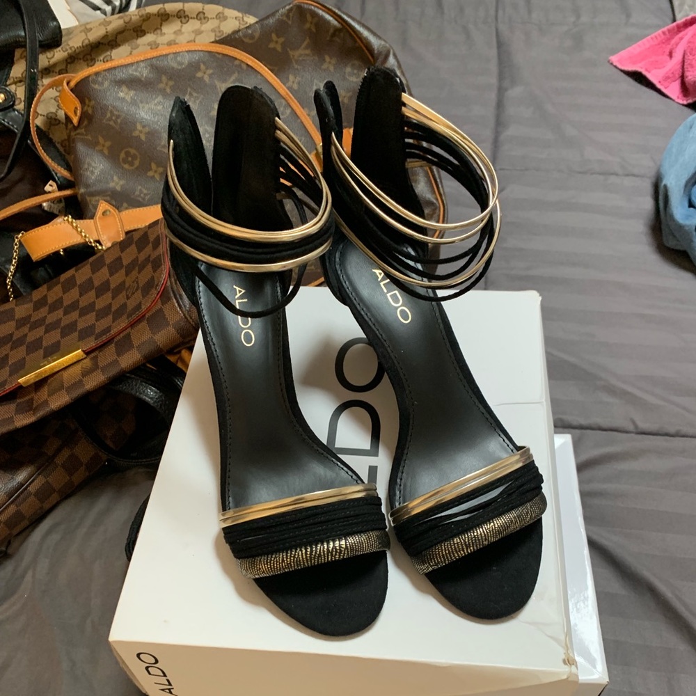Black wedges